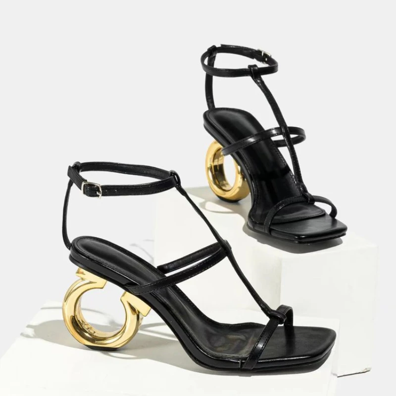 Women Fashion Trend 2025 - Sandali con tacco alto da donna