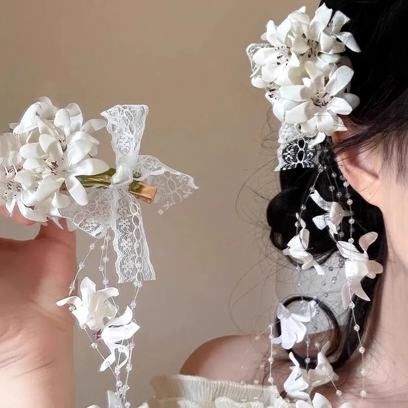 Women Fashion Photoshoot - Elegante fermaglio per capelli floreale bianco